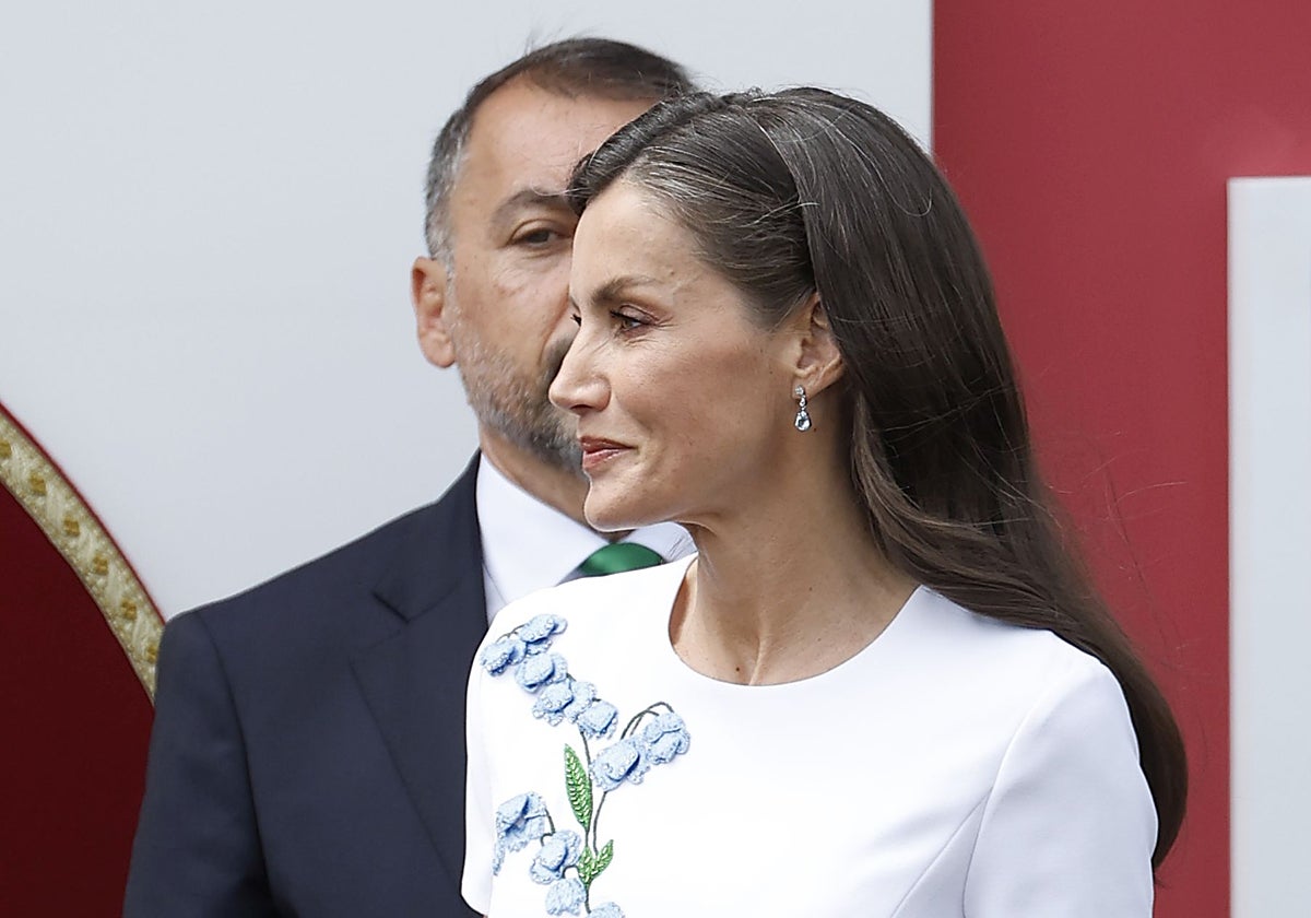 La Reina Letizia con vestido de Carolina Herrera en los actos por el Día de las Fuerzas Armadas