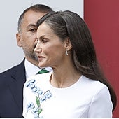 El elegante vestido de la Reina Letizia para el acto de las Fuerzas Armadas 2025