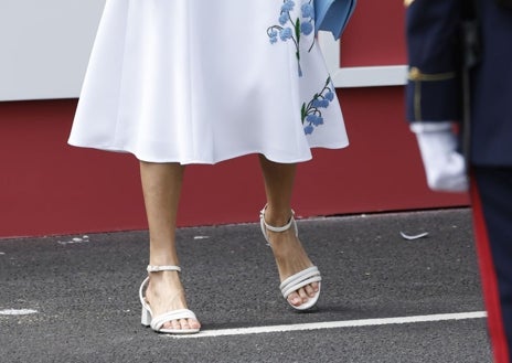 Imagen secundaria 1 - Detalles del look de Doña Letizia con vestido de Carolina Herrera