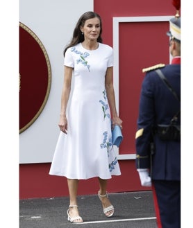Imagen secundaria 2 - Detalles del look de Doña Letizia con vestido de Carolina Herrera