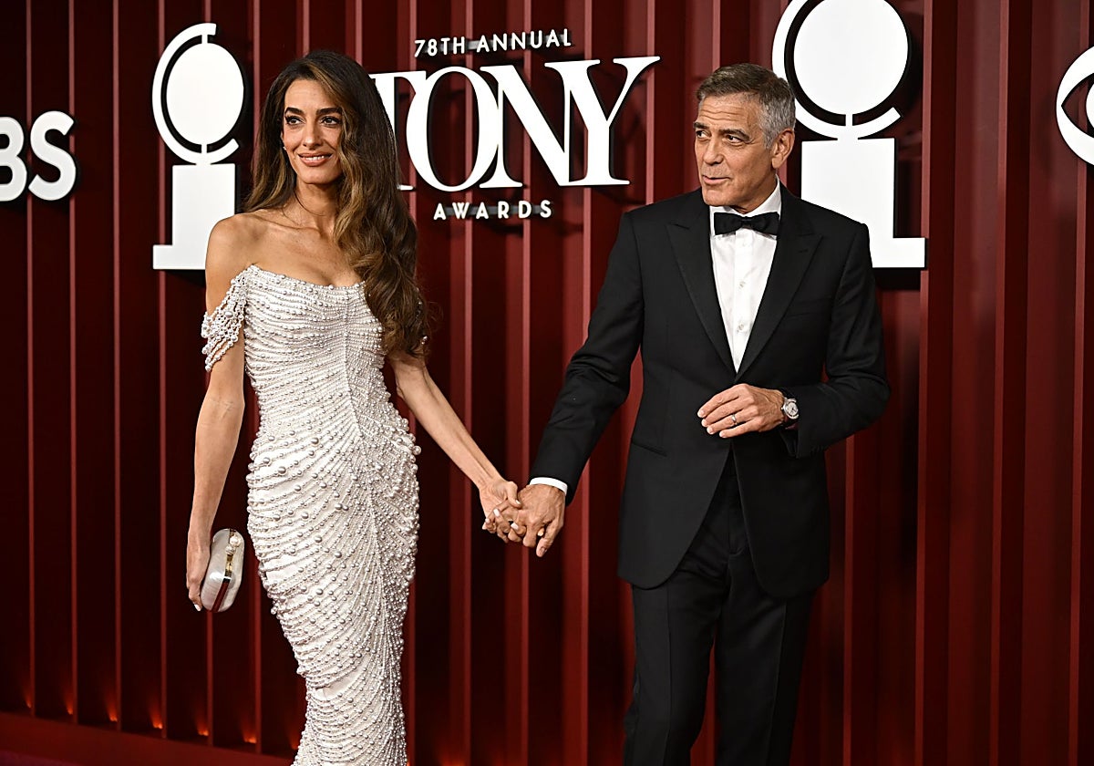 Amal y George Clooney en los Premior Tony 2025