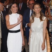 El vestido de 199 euros que Yolanda Díaz ha llevado en un acto con la Reina y que ahora está rebajado