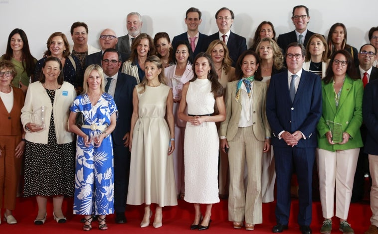 Imagen principal - El vestido rebajado de Yolanda Díaz en un acto con la Reina
