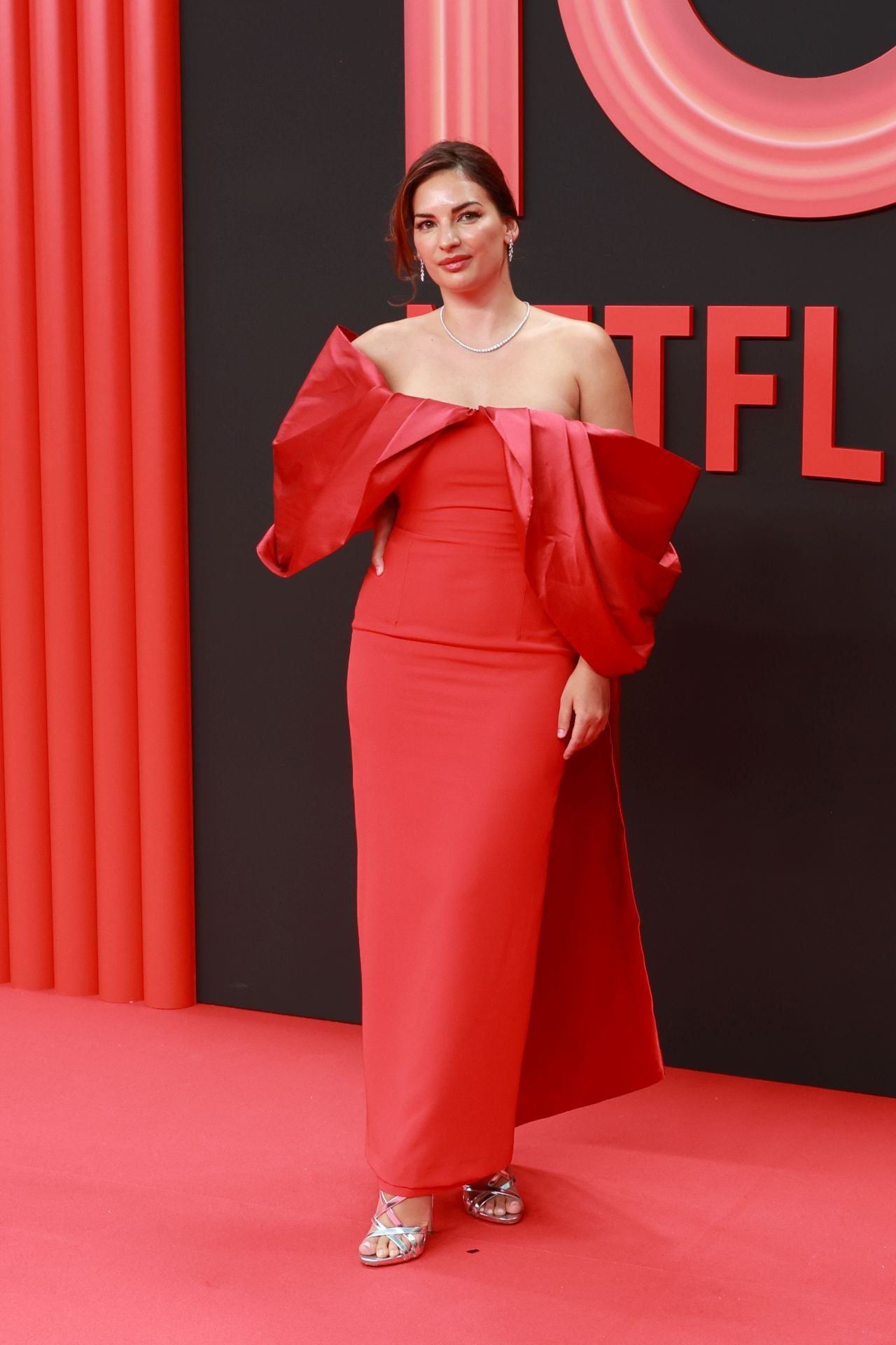 Beatriz Espejel con vestido rojo con originales mangas. 