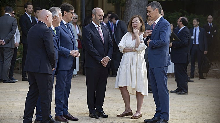Armengol con su vestido globo de andar por casa y bailarinas de rejilla poco prácticas para andar por el suelo de gravilla