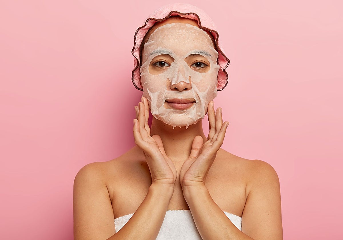Mujer con máscara de belleza.