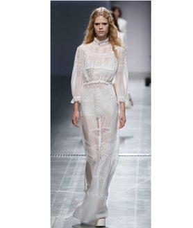 Imagen secundaria 2 - Belén Écija y Jaime Sánchez en la pre boda, celebrada en Menorca, y dos looks de desfile de primavera-verano 2025 de Chloé