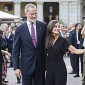 El nuevo mono negro de la Reina Letizia para una tarde de premios y concierto