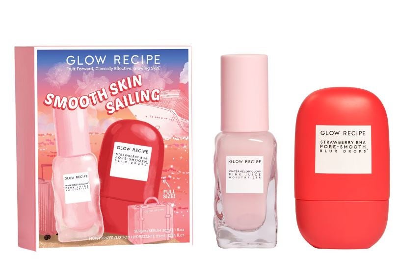 Kit de tratamiento facial Smooth Skin Sailing de Glow Recipe (de 44,99 a 35 euros). Contiene Watermelon Glow de 25 ml y Strawberry de 30 ml, un dúo de productos que mejoran la luminosidad de la piel, controlan el seco, alisan los poros, hidratan y calman. 
