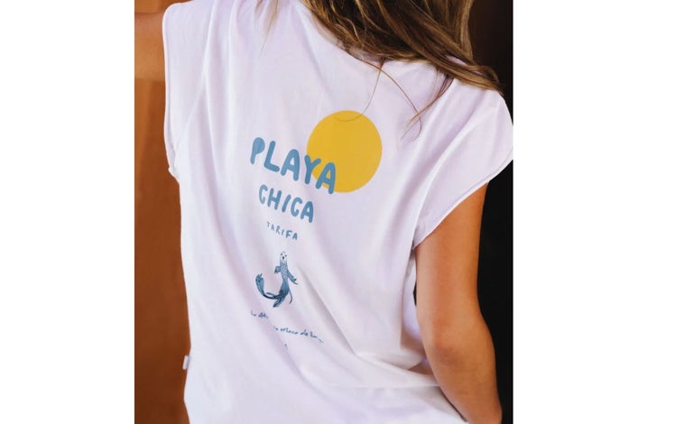 Imagen principal - Camiseta Playa chica de Sam Newman (antes: 40; ahora: 30€); Bolso Inñes Metalizado de Phialebel (antes 245€; ahora: 205€); y Cinturón nudo de Monpiel (antes: 59,90€; ahora 50,90€)