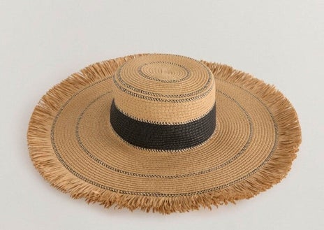 Imagen secundaria 1 - Vestido de lino de Mango (antes: 59,99€; ahora: 49,99€); Pamela bicolor de Pedro del Hierro (antes: 49,90€; ahora 29€); y Zapato de tacón bajo de Adolfo Domínguez (antes: 199€ ; ahora: 139€)