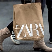 El vestido de Zara que puedes comprar en rebajas por menos de 20 euros y que es ideal para el verano