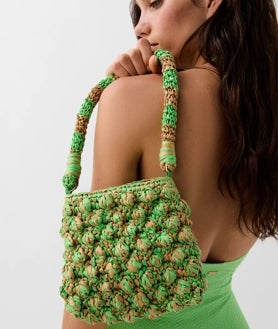 Imagen secundaria 2 - Vestido de crochet de Mango (antes: 39,99€ | ahora: 29,99€); mercedita de Monpiel (antes 119,90€ | ahora: 101,90€); y bolso de rafia de Scalpers (antes: 59,90€ | ahora: 34,90€)