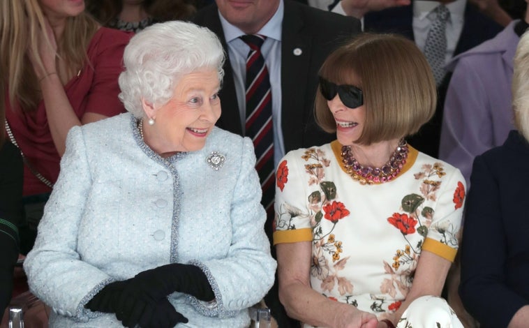 Imagen principal - Anna Wintour con la Reina Isabel II; Junto a la actriz Cameron Díaz y Tom Ford en un desfile de Stella McCartney; Karl Lagerfeld era un gran íntimo amigo suyo