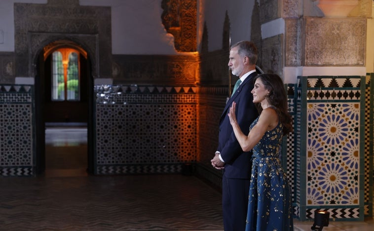 Hauptbild – Details zum Stil von Königin Letizia in einem Kleid von Carolina Herrera, das sie 2019 trug