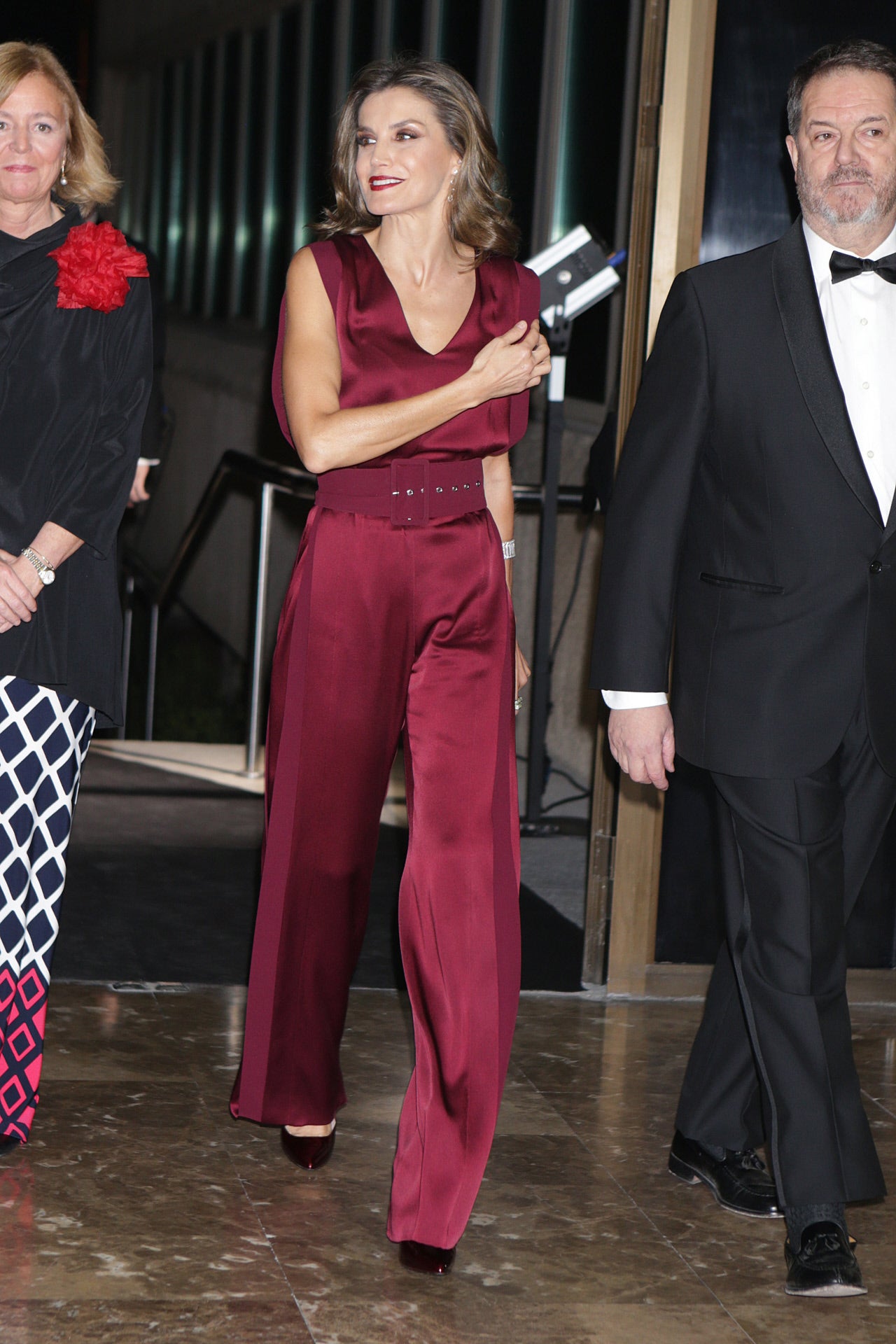 2017. Doña Letizia dejó a un lado los vestidos y mostró este mono granate satinado sin mangas con un gran cinturón firmado por Ángel Schlesser. Su maquillaje fue lo que más destacó, al optar por los labios granates, algo poco habitual en sus looks. 