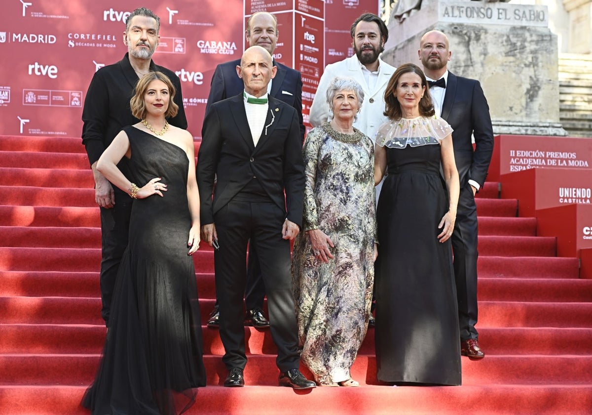 ntegrantes de la academia posan en la alfombra roja de la II edición de los Premios Academia de la Moda Española