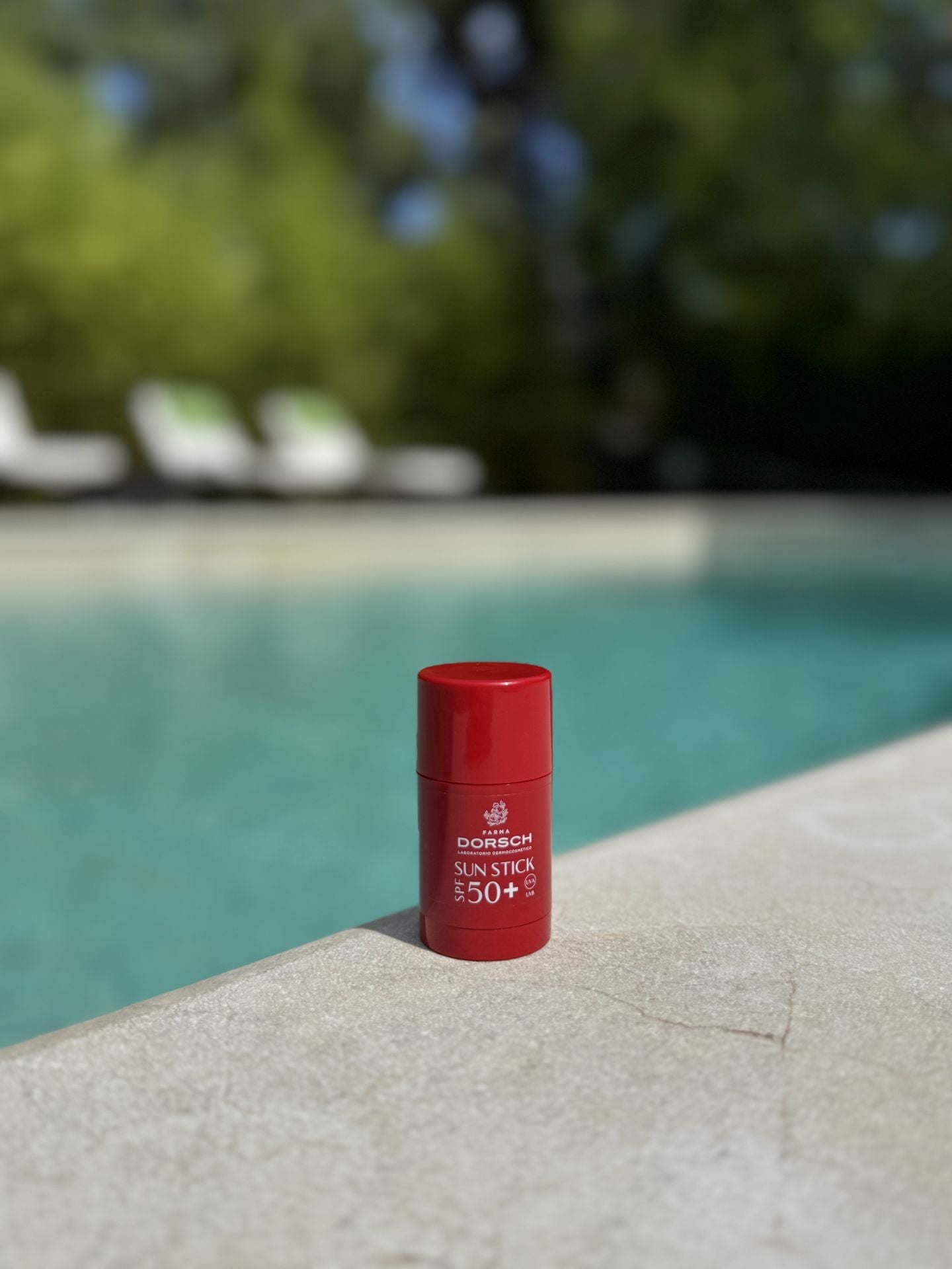 Sun Stick SPF 50+ de Farma Dorsch (29,90 euros). Barra transparente, muy práctica para llevar encima, con filtros de alta protección y fórmula no comedogénica, ideal para todas las pieles. Es apto incluso para los niños, y además de proteger, hidrata la piel gracias a su fórmula con activos como la vitamina E.