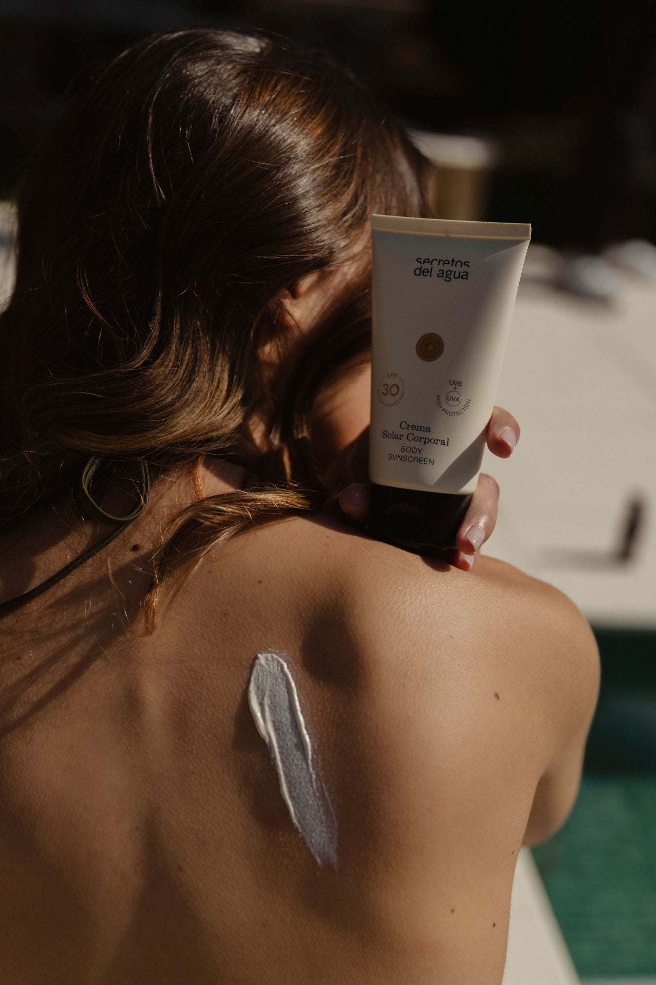 Crema Solar Corporal SPF 30 de Secretos del Agua (39,10 euros). Formula con filtros físicos (minerales) que actúan como un escudo sobre la piel: reflejan la radiación solar sin penetrar, lo que reduce de forma significativa el riesgo de irritación. Además, no contiene perfumes ni ingredientes que sensibilicen, y está enriquecidas con aceites vegetales y extractos naturales calmantes que alivian, nutren y regeneran. Se trata de una fórmula biodegradable, respetuosa con el océano y los ecosistemas marinos.