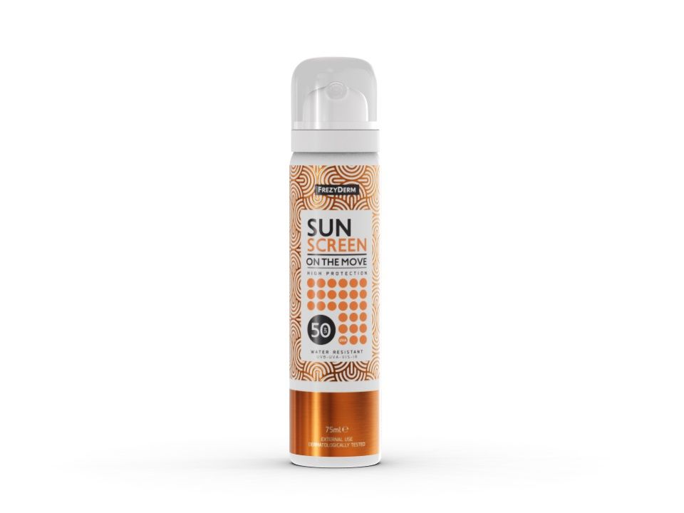 Sun Screen On The Move SPF50 de FrezyDerm (11,99 euros). Protector solar en spray hidratante, de rápida absorción con filtros fotoestables. Su formato bruma lo convierten en un básico para reaplicar a lo largo del día, incluso encima del maquillaje. Su fórmula es ligera y resistente al agua. Proporciona protección de amplio espectro contra UVA, UVB, luz visible e infrarrojos.