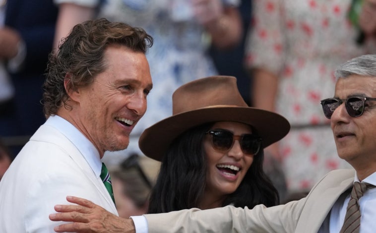 Imagen principal - Mathhew McConaughey y Camila Alves en la final de Wimbledon, donde acudió también Keira Knightley. Cara Delevingne, junto a unas amigas, acuden a la boda de Mel B, ex Spice Girl, celebrada en la Catedral de San Pablo de Londres