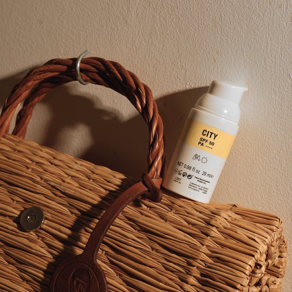 City Shield SPF 50 de Sepai (42 euros). Un protector solar facial urbano, que brinda completa protección frente a los rayos solares, a la vez que cuida la piel, gracias a un complejo antiedad, que previene el envejecimiento y las manchas. Es perfecto para pieles sensibles o expuestas a tratamientos láser o postquirúgicos. Además, es ideal para usarlo debajo de la base de maquillaje. Está formulado con ingredientes sostenibles obtenidos mediante biotecnología de origen natural o ‘second life’ (no cultivados exclusivamente para el cuidado de la piel).