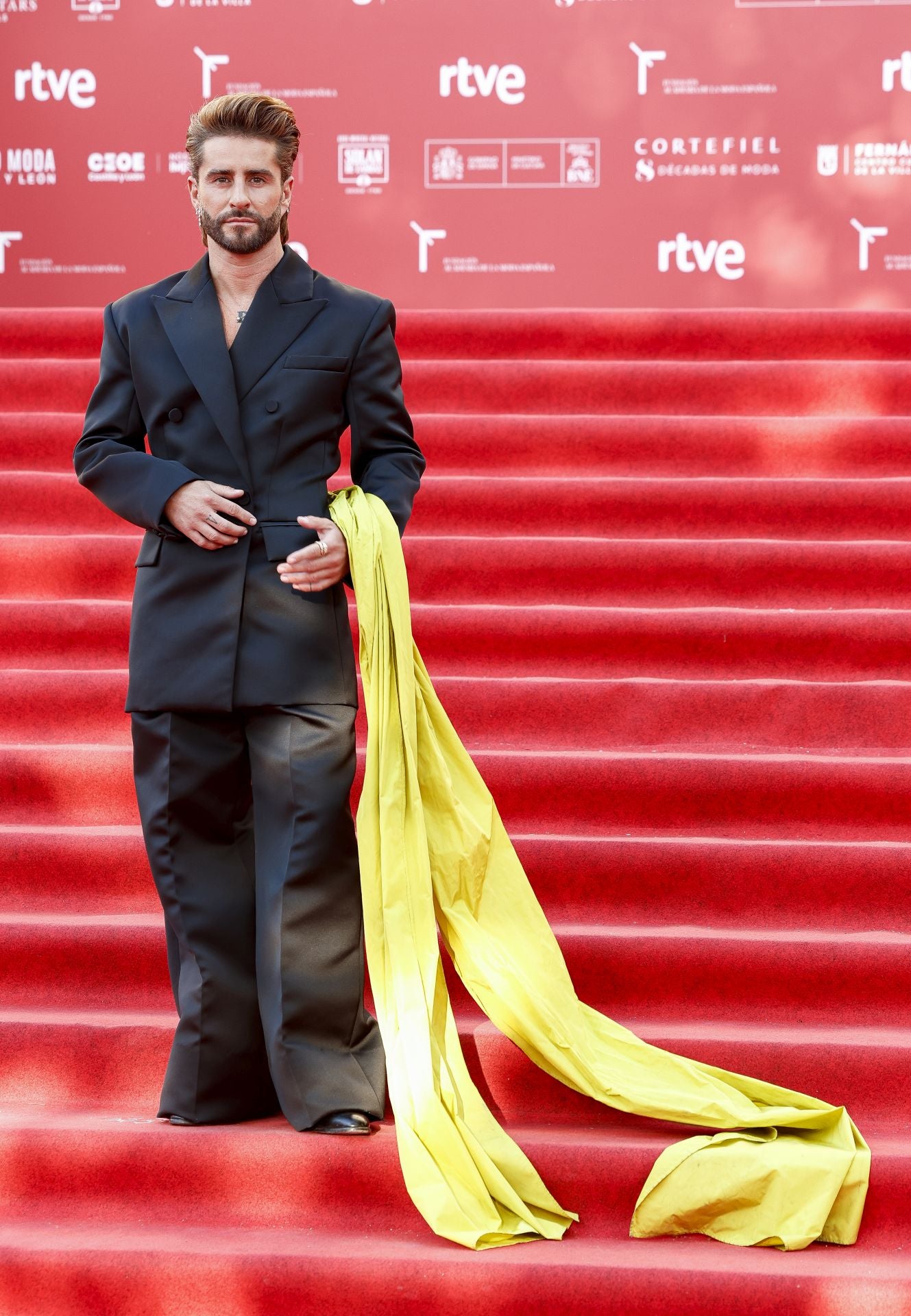 Pelayo Díaz se decantó por un traje de chaqueta con silueta 'oversize' e introdujo un largo pañuelo amarillo que aportaba un llamativo contraste.
