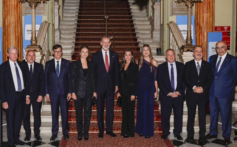 Imagem principal - Os looks da Rainha, da Infanta e da Princesa na cerimônia de premiação Princesa de Girona de 2025.