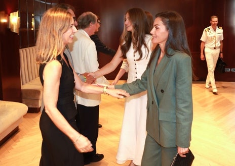 Imagem secundária 1 - Os Reis com suas filhas nos primeiros eventos institucionais do dia