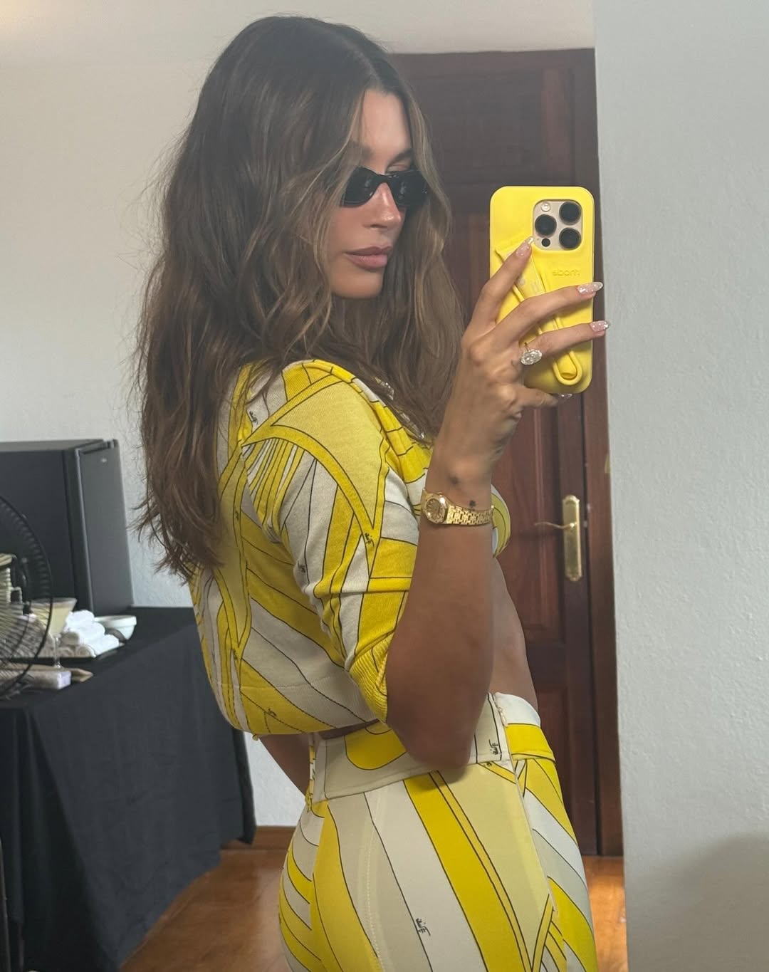 El 'efecto perla', un toque elegante y sofisticado que pega con todo, también ha cautivado a Hailey Bieber. 