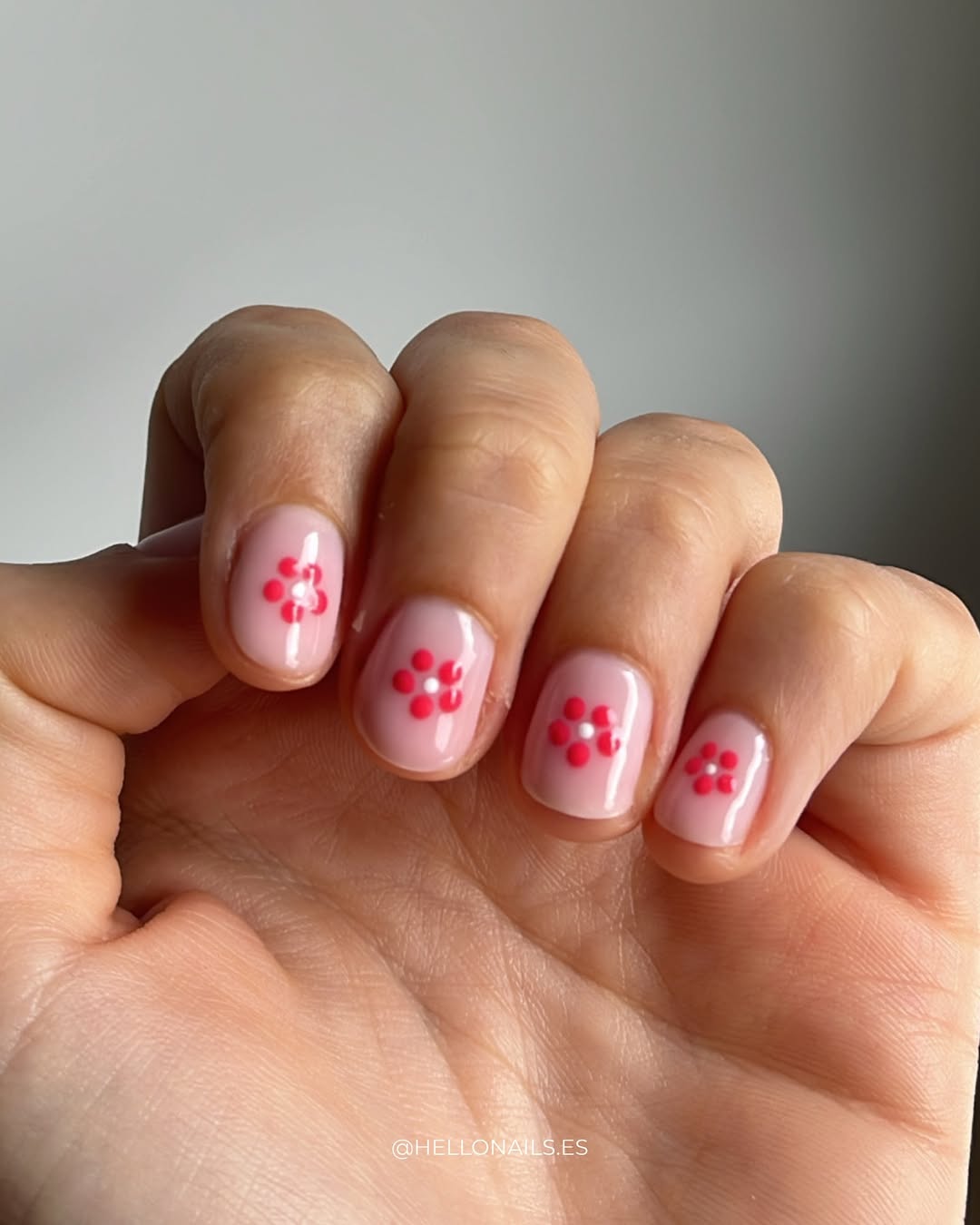 Añadir decoración,como flores o frutas, es otra tendencia que triunfa en verano para las uñas de las manos. 