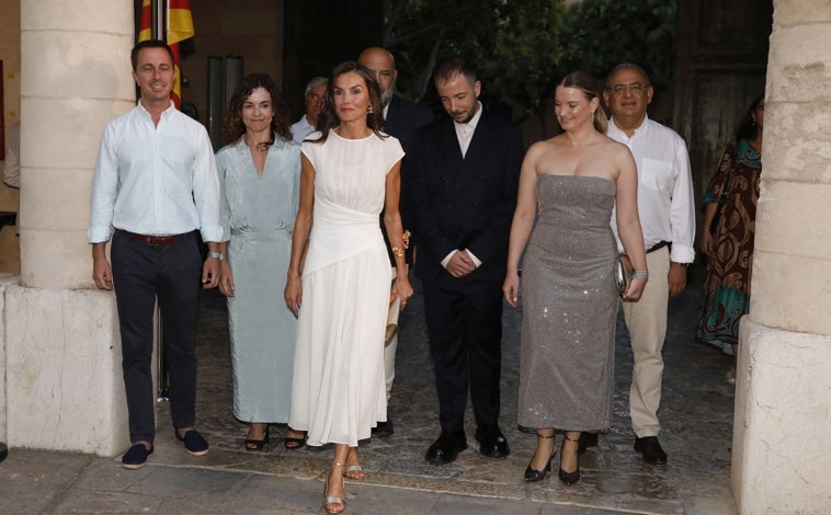 Imagen principal - La Reina Letizia con joyas de Suma Cruz