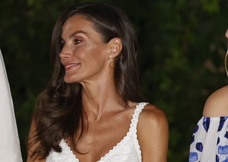Imagen secundaria 1 - Detalles del look de la Reina con vestido de Tony Bonet y pendientes de Isabel Guarch