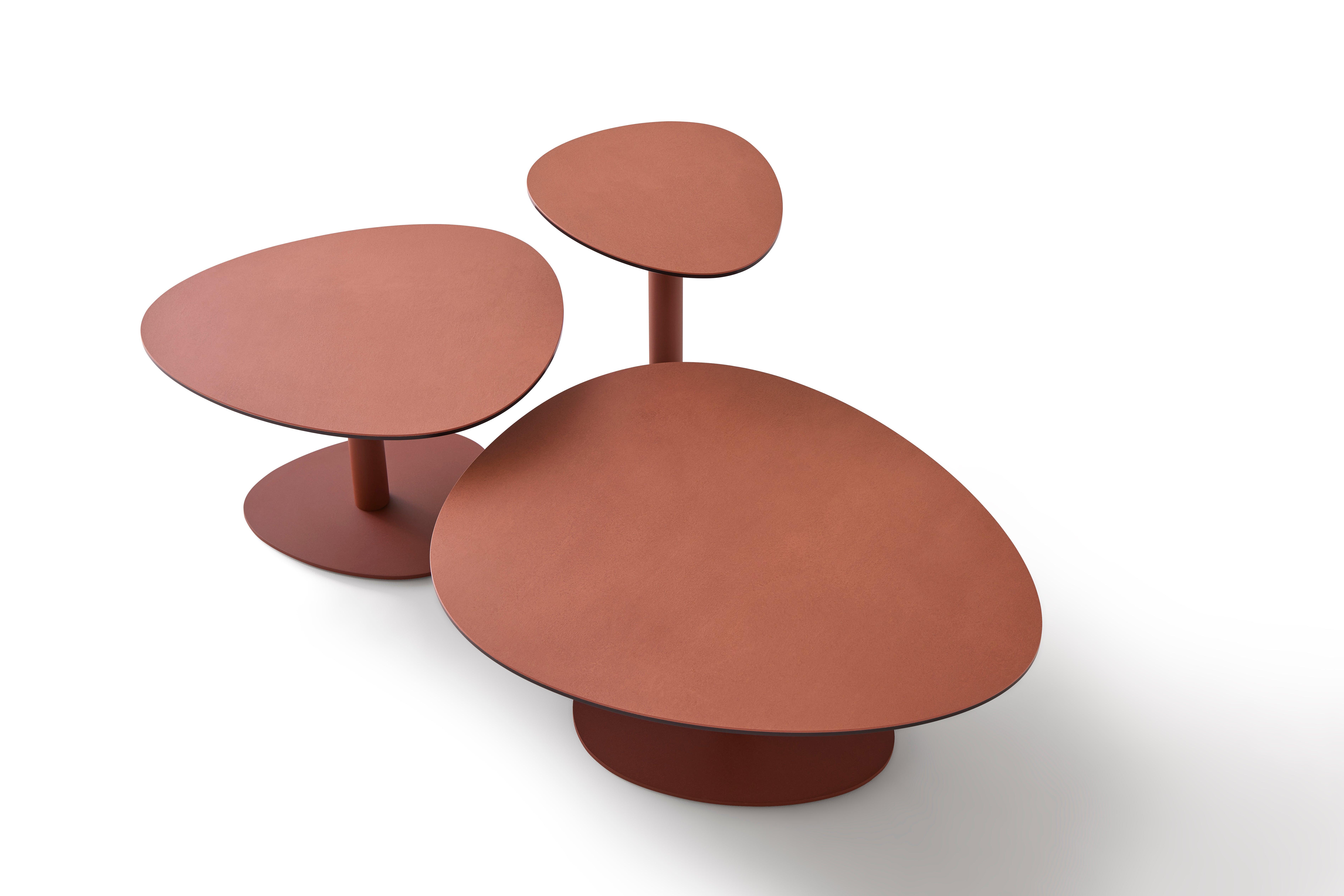 De Musola, modelo Stone, estas mesas de café o auxiliares son de exterior (cpv) vienen en distintas alturas (33, 40, 55 y 66 cm) y también en diversos colores, para jugar a armonizar o a contrastar.