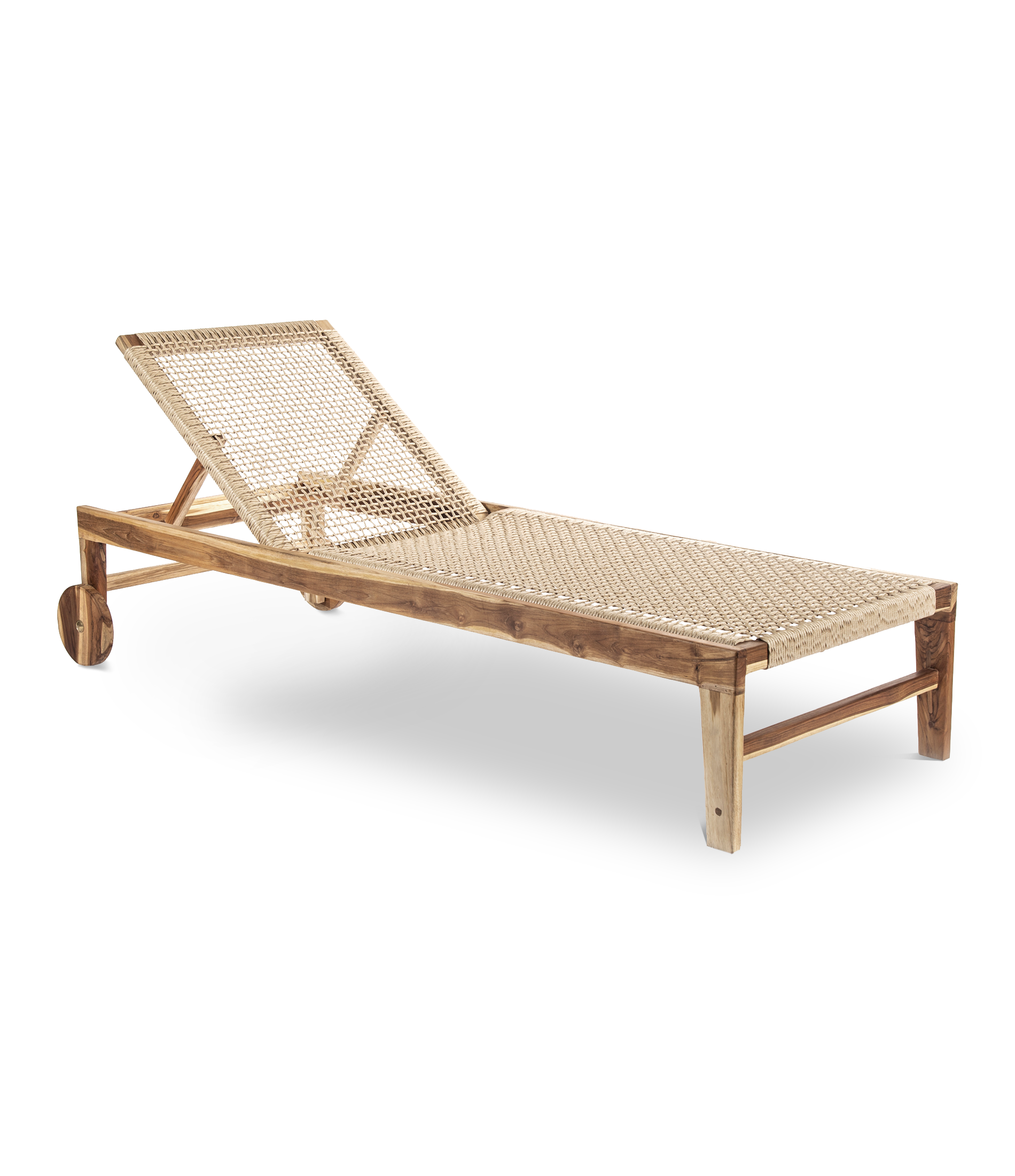 Chaise Longe Danout, de Pilma (974,20 €). De ratán sintético y teca maciza, mide 200 x 74 x 37 cm.