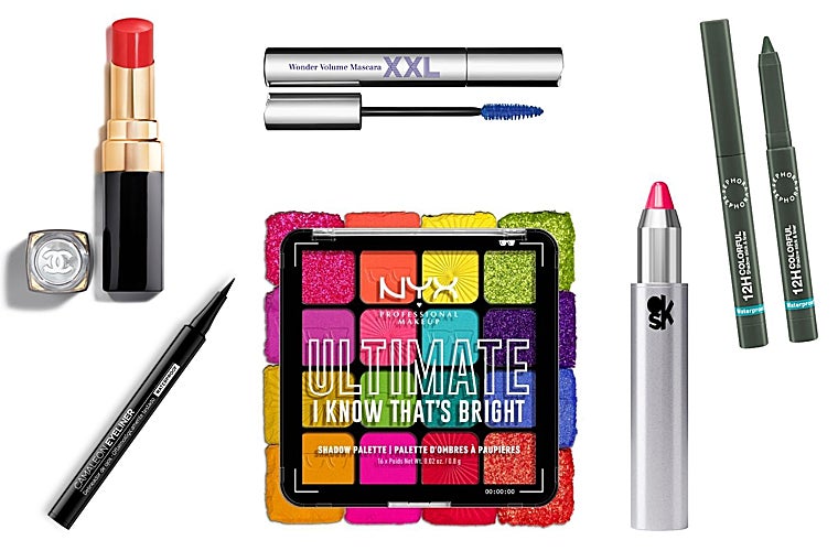 Pintalabios Rouge Coco Flash de Chanel (50 euros), Máscara de pestañas Wonder Volume XXL: 02 Extreme Blue de Clarins (38 euros), Sombra de ojos y lápiz 12h Colourful Stick & liner de Sephora Collection (13,99 euros), Eyeliner waterproof de Camaleon Cosmetics (8,95 euros), Paleta de sombras de ojos The Brow Glue de Nyx Professional Makeup (8,95 euros); y Barra de labios efecto bálsamo Click‘N Kiss Shiny Lipstick de Veralab (19 euros).