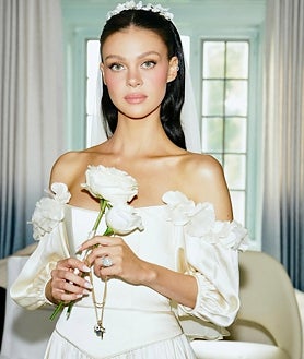 Imagen secundaria 2 - Nicola Peltz lució el vestido de novia que llevó su madre en 1985. 