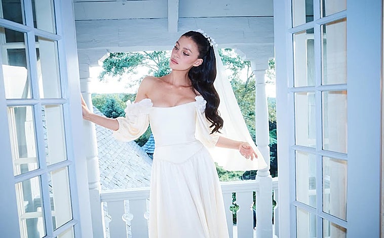 Imagen principal - Nicola Peltz lució el vestido de novia que llevó su madre en 1985. 