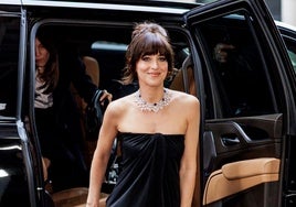 Los looks de Dakota Johnson en 'Materalists' adelantan las tendencias de moda del otoño