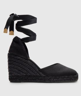 Imagen secundaria 2 - Las alpargatas suelen ser el calzado que más usa estos días de verano. Modelo plano de Espardenyes Torres (120€) y con cuña de Castañer (115€)