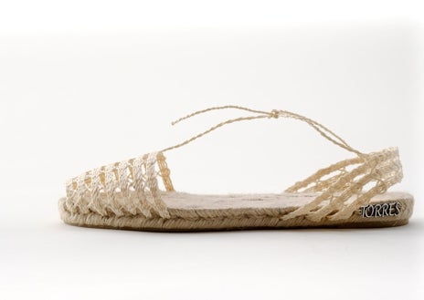 Imagen secundaria 1 - Las alpargatas suelen ser el calzado que más usa estos días de verano. Modelo plano de Espardenyes Torres (120€) y con cuña de Castañer (115€)