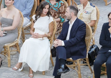 Imagen secundaria 1 - La Reina con vestido azul de Vogana y durante un acto en Mallorca con joyas de Suma Cruz