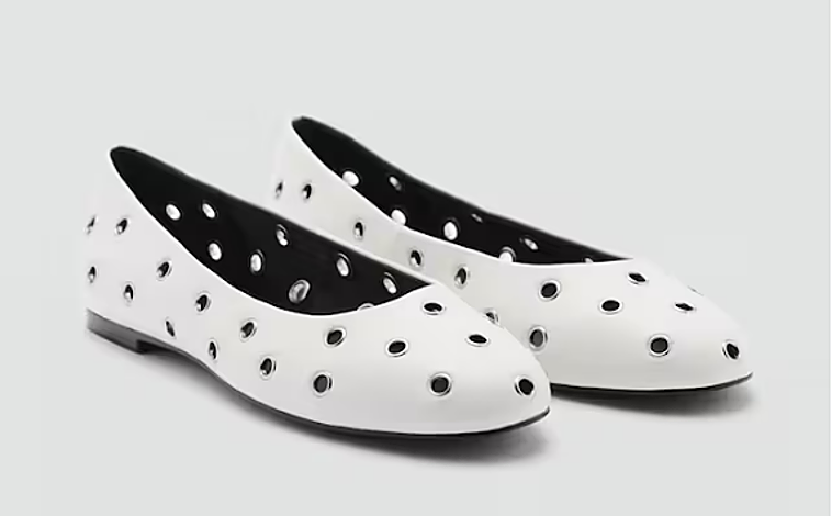 Imagen principal - Estas son algunas de las opciones que se pueden encontrar en Mango, con los precios entres 12,99 y 17,99 euros 