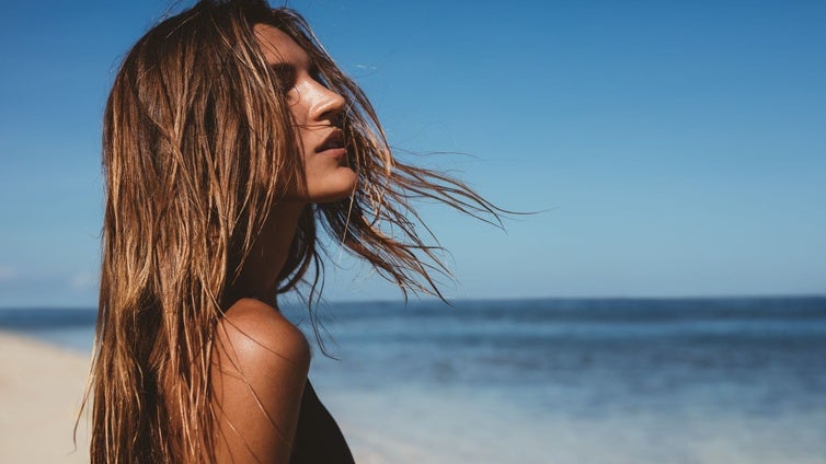 Cómo reparar el pelo después del verano, según los expertos