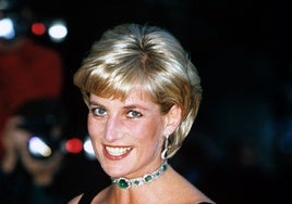 Los diez looks que convirtieron a Diana de Gales en un icono de moda eterno