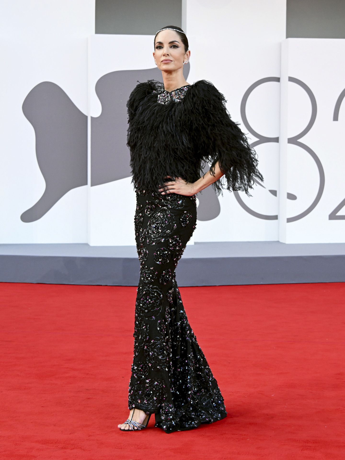 Eugenia Silva fue una de sus musas, y en el último Festival de Venecia eligió un original vestido con pedrería y plumas. 