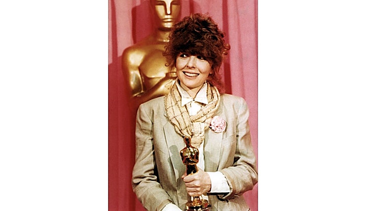 Diane Keaton con su Oscar en 1978 vestida por Giorgio Armani