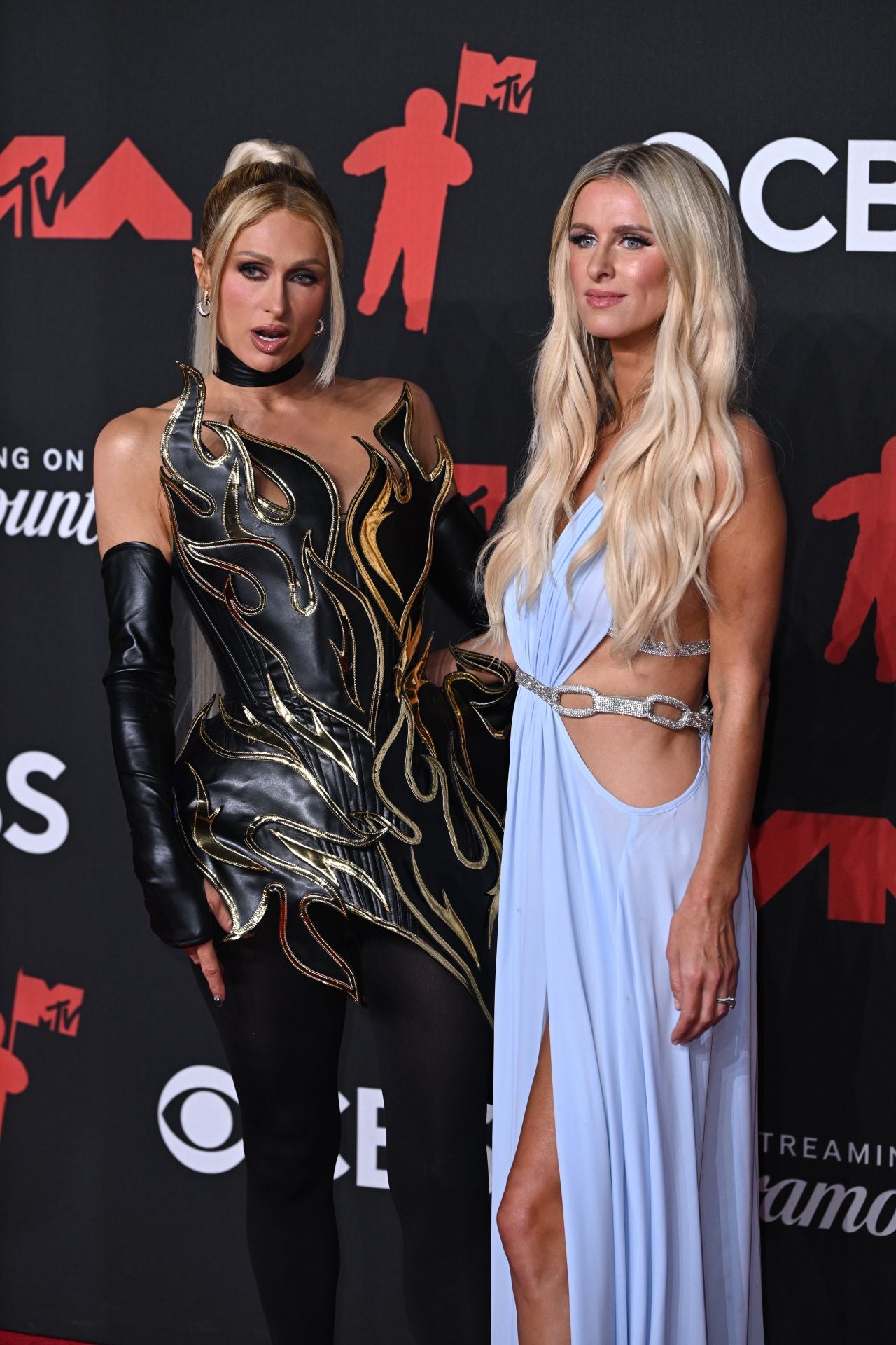 Paris Hilton, de negro, y su hermana Nicky Hilton, con vestido largo blanco también estuvieron presentes en la entrega de premios. 