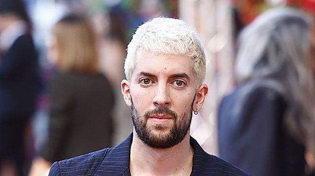 Imagen después - Broncano con su tradicional imagen, y con su nuevo look, para estrenar 'La Revuelta'.