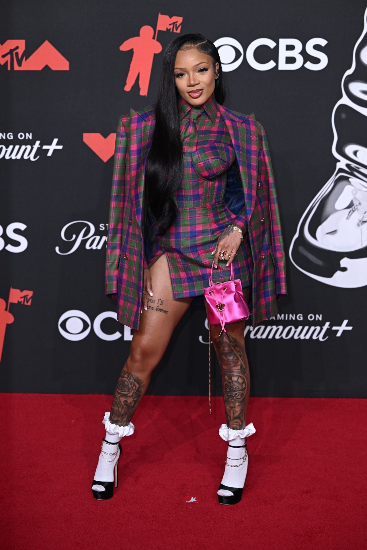 GloRilla lució un original 'look' de cuadros firmado por Helen Anthony.